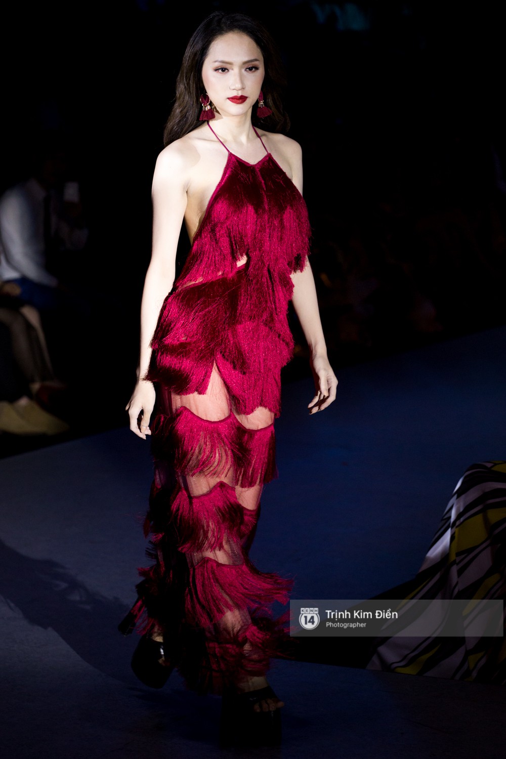 Đi guốc cà kheo điệu nghệ, Hương Giang lần đầu làm vedette quá ấn tượng trên sân khấu VIFW